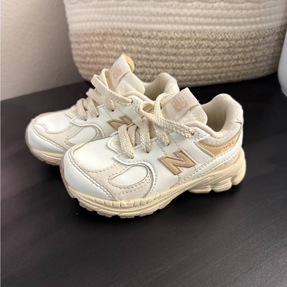 Kids size 7 New Balance Cream Sneakers